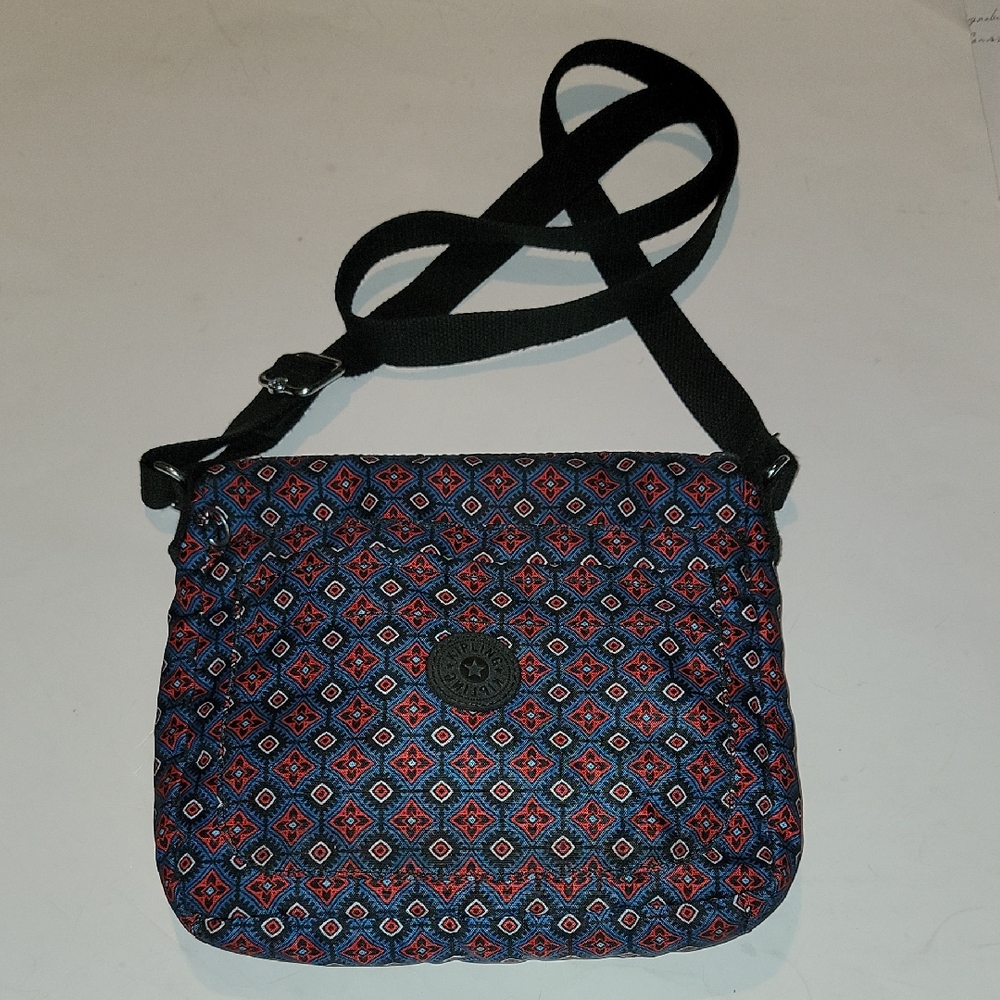 KIPLING CROSSBODY/SHOULDER BAG IN A VIBRANT BLUE AND RED GEOMEYRIC PATTERN
